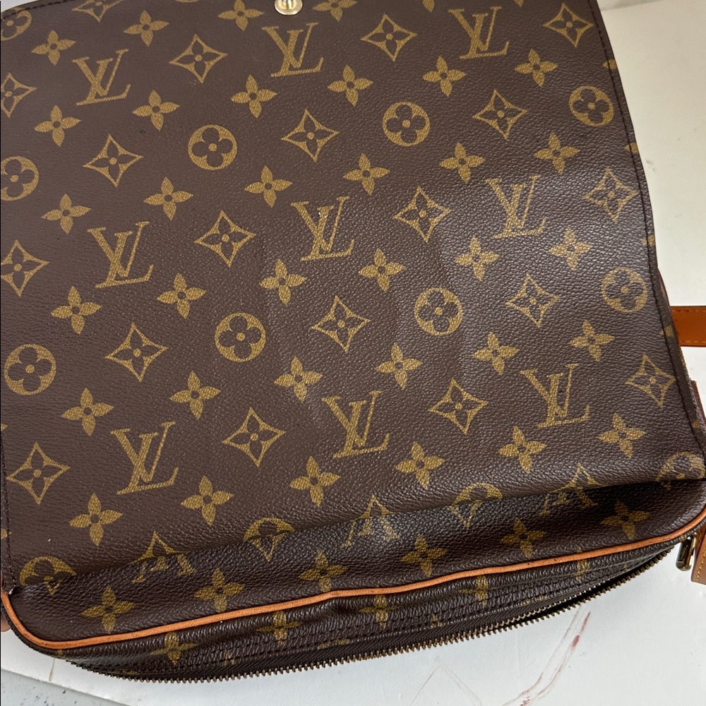 Louis Vuitton monogram Saint Germain
Date Code NO or D 0909
11” x 8” x 2” - Picture 7 of 15